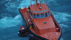 Rescatados dos tripulantes de un pesquero cerca de Bares
