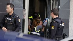 La Polic�a Nacional, recogiendo pruebas en el n�mero 4 de la calle Parque, en A Coru�a, tras la aparici�n del cad�ver de una mujer.