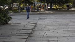 La zona de losetas supone un riesgo de ca�da para paseantes y corredores en la Alameda.