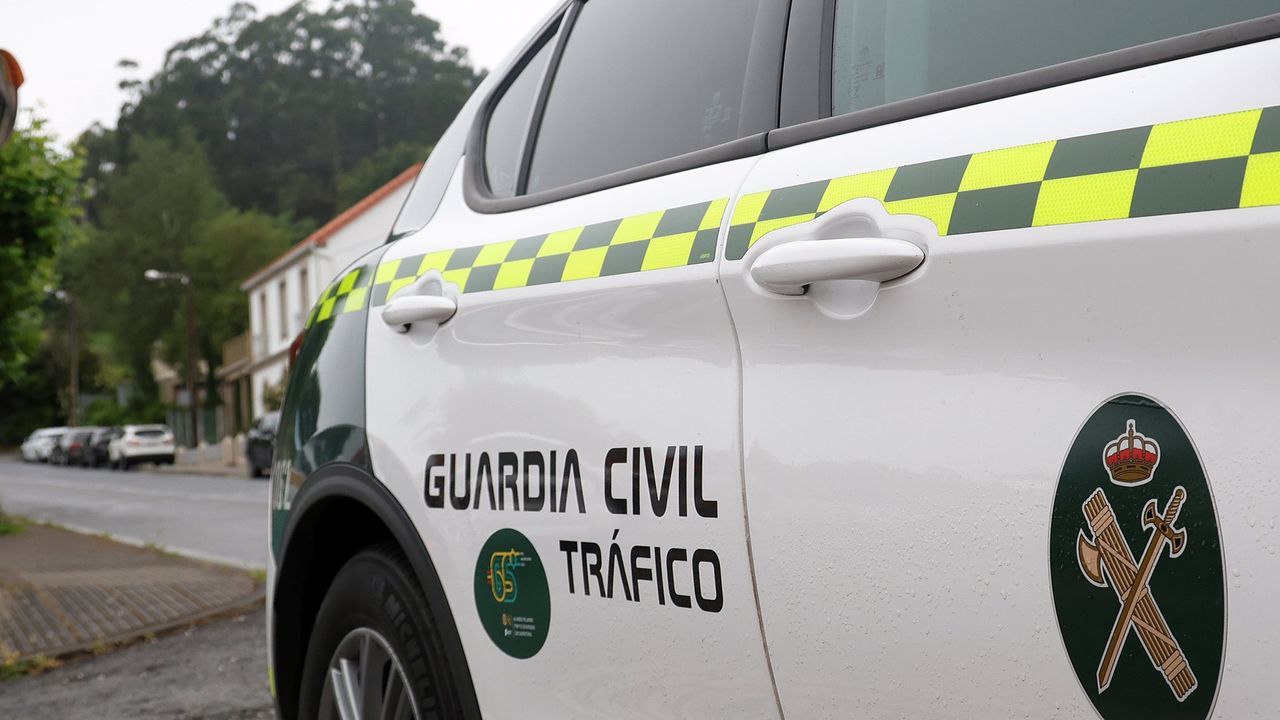 La Guardia Civil le pilla conduciendo sin permiso por la carretera del faro de Ribadeo