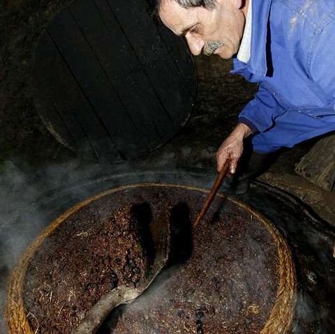 Demostraci�n de prensado da oliva nunha das �ltimas Mostras do Aceite de Quiroga en Bendill�.