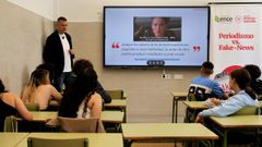 C�sar Rodr�guez impartiendo una charla sobre noticias falsas en el IES Fernando Wirtz, en A Coru�a