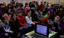Alumnos del colegio O Areal de Camari�as durante la presentaci�n de la unidad did�ctica sobre el mar.