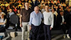 La seleccionadora nacional, flaquea al homenajeado Jorge Bermello, junto a Roberto Gonz�lez