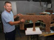 Nieto sost�n unha das pezas que est� a fabricar. 