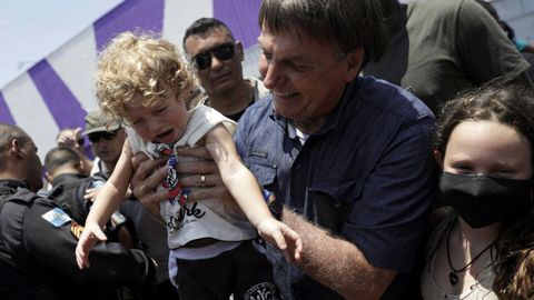 Bolsonaro levanta a un nio tras votar el domingo en Rio de Janeiro