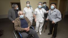 Usuarios y personal de la DomusVi de Vimianzo, en donde ya no hay casos de covid