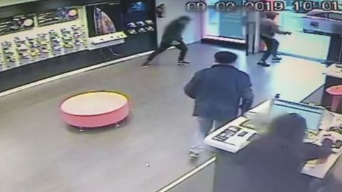 Las c�maras de al menos cuatro tiendas captan a los ladrones que roban m�viles a cara descubierta