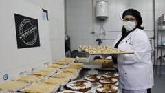 La repostera Ana Jim�nez pone a punto sus cestas de magostos de cara al San Marti�o