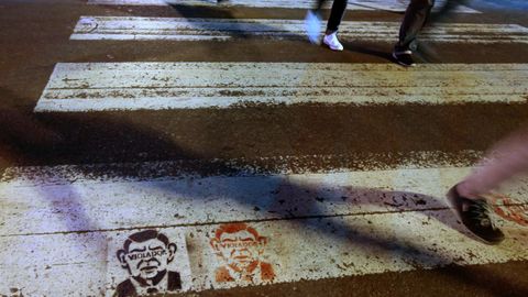 Grupos de manifestantes expresan su apoyo en las calles de San Jos�, capital de Costa Rica, a las mujeres que se atrevieron a denunciar al expresidente del pa�s