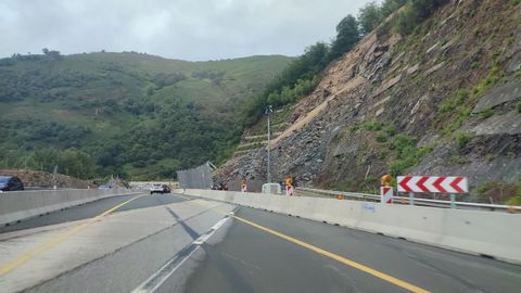 Vista del argayo en la autopista del Huerna