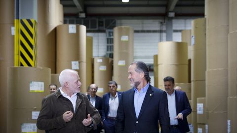 El presidente de la Corporaci�n Voz de Galicia, Lois Blanco, conversa con el presidente del Deportivo, Juan Carlos Escotet, durante la visita del club