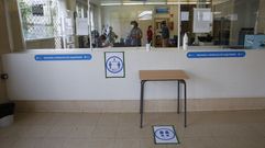 La Xunta ha repartido pegatinas en los centros para recordar a los usuarios la importancia de mantener las medidas de seguridad