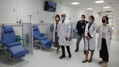 Directivos del área sanitaria de Pontevedra, este jueves, en el nuevo hospital de día médico del Provincial