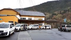 Taxis que cubren el servicio de transporte escolar en el municipio de Folgoso do Courel, junto al colegio Poeta Ux�o Novoneyra