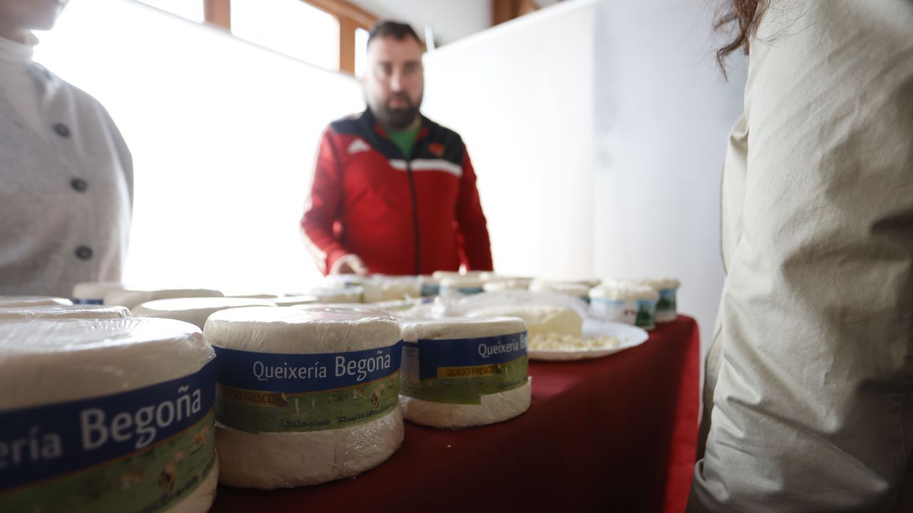 Lleno en la Feira do Queixo do Cebreiro: «Penso que hai máis xente ca outros anos»
