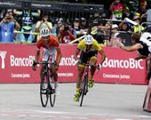 En la imagen, el esprint final de la etapa de ayer entre Edgar Pinto y Gustavo César Veloso. 