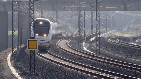 La lnea de alta velocidad entre Ourense y Santiago se explota en ancho ibrico y no hay previsin para cambiar al internacional