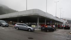 Largas colas de dos horas para hacer las pruebas del covid en el hospital. El lunes y tambi�n ayer se formaron largas filas de automovilistas para realizar las pruebas del covid-19 en el Hospital da Mari�a; son mari�anos citados por los sanitarios para descartar contagios