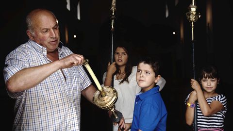 Lixandro Pieiro con los nios Rosala del Chano, Jaime de Manuela y Mara de Cachoupo,
preparando la salida de la procesin de Las Veigas. Carolina del Chano saluda a Etelvina de
Pontones, una de las mujeres que carga con la imagen de la Virgen de las Veigas