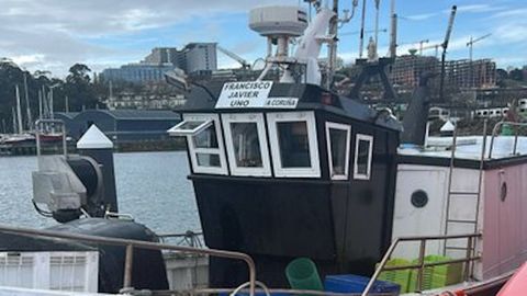 El Francisco Javier Uno atracado este mi�rcoles en el puerto de Oza