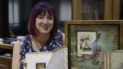 Nati, con algunas de las piezas de  scrapbooking  que elabora