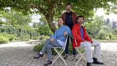 �ngel Santos (centro) participa na sala santiaguesa Numax nun coloquio sobre a s�a pel�cula, acompa�ado polos actores protagonistas, Violeta Gil e Denis G�mez. Na imaxe, retratados en Compostela.