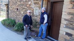 Dos de los ancianos residentes, en la casa que tienen alquilada en Vilaoudriz, en A Pontenova.
