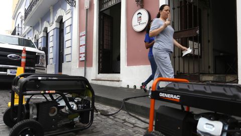 Dos generadores elctricos en San Juan (Puerto Rico), en una imagen de archivo.