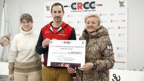 Raquel Mosquera, Lu�s Pi�eiro y Marisa Lojo muestran el cheque con el dinero recaudado.