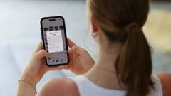 Una chica australiana de 14 años leyendo un mensaje de TikTok.