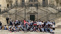 El grupo de alumnos del colegio San Ferm�n de Caldas, este viernes, en la catedral de Santiago