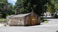 La capilla est� tapada con maderas en su parte posterior, contra la que impact� un tractor 