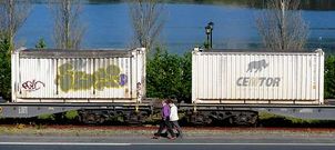 En la fotograf�a, de archivo, dos vagones de un convoy saliendo por las actuales v�as del muelle interior.