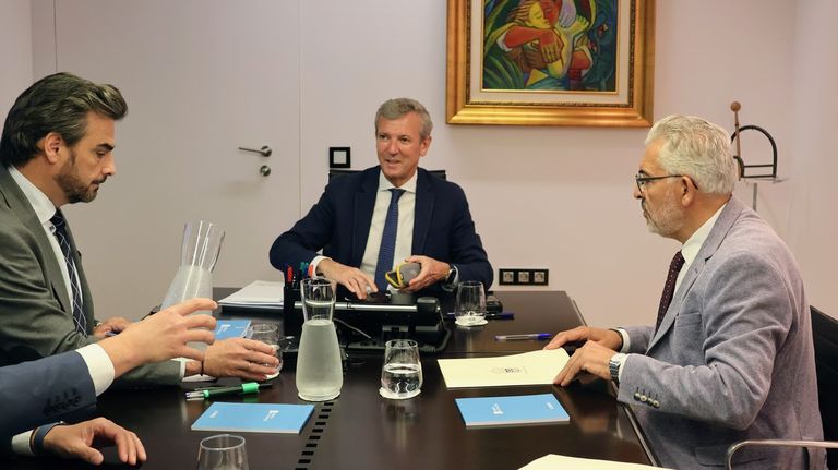 Diego Calvo, Alfonso Rueda y Miguel Fernndez, de izquierda a derecha, durante la reunin de este martes en Santiago  