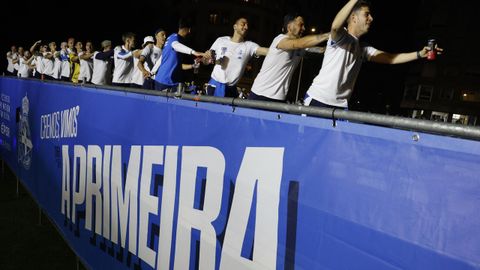 Los jugadores del Deportivo celebran el ascenso en Cuatro Caminos.