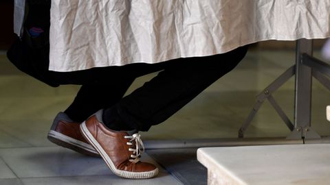 Un elector, en una de las cabinas, en Pola de Siero