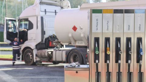 Cami�n repostando en una gasolinera de Ferrol.
