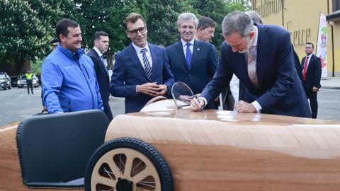 Felipe VI firm� el Bugatti el�ctrico creado por los alumnos de As Mercedes