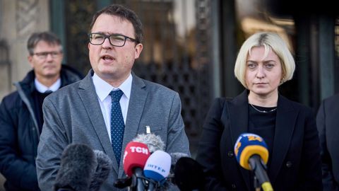 Anton Korynevych y Oksana Zolotaryova, representantes de Ucrania, este lunes, tras presentar el caso ante la Corte Internacional de Justicia en La Haya.