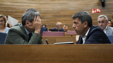 El hasta ahora vicepresidente de la Generalitat Valenciana, Vicente Barrera, y el presidente del Ejecutivo autonmico, Carlos Mazn, este jueves en las Cortes.