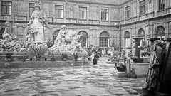 A escultura de Enoc no claustro do Colexio de San Clemente durante a Exposici�n Regional Gallega de 1909 