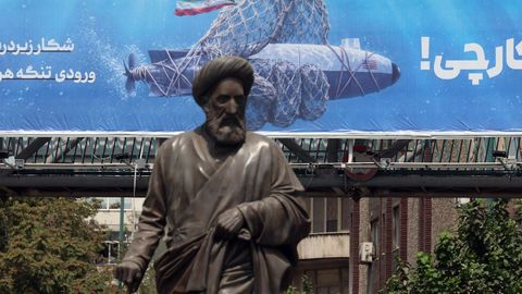Una escultura ante un mural de Teher�n que muestra un dron norteamericano capturado por fuerzas iran�es en aguas del Golfo