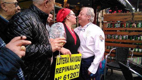 Los propietarios de Casa Repinaldo, que repartieron gran parte de los d�cimos premiados en Cand�s.Los propietarios de Casa Repinaldo, que repartieron gran parte de los d�cimos premiados en Cand�s