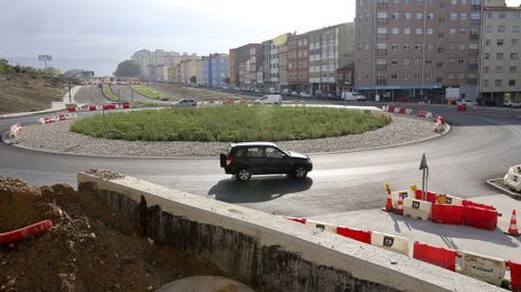 Rotonda con piedras y plantas. El centro de la rotonda de la Trinchera, ya terminada y operativa, muestra la ornamentacin elegida para este elemento.