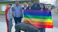 Las tres promotoras del Orgullo y representantes de la comisión de fiestas de San Antonio y de la asociación de vecinos, junto a la estatua del «porco»