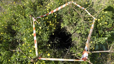El pozo que est� abierto en medio de una finca cercana a una pista en Caldas.