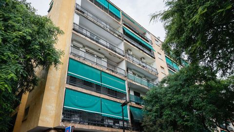Exterior de la vivienda de la persona que hallaron fallecida.
