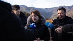 La delegada del Gobierno, Adriana Lastra, ofrece declaraciones durante una visita a las obras de desmantelamiento de la lnea de alta tensin Lada-Velilla, a 28 de noviembre de 2025, en Laviana, Asturias