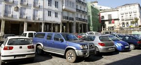 Ahora mismo la Plaza de la Catedral est� colapsada por los veh�culos estacionados. 